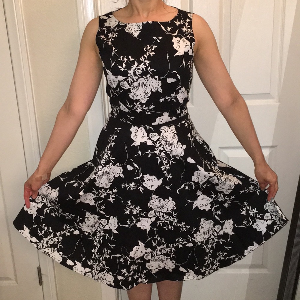 Black and white sleeveless casual sundress
